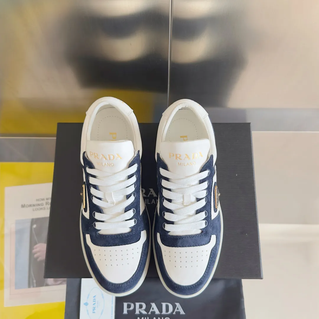 👟👟Ex-factory price 660👟👟 Top version Prada Latest Downtown Bold series Thick sole Platform shoes Triangle logo Casual sneakers White shoes Original purchase and development Production Downtown Bold sneakers are inspired by basketball shoes in the 1980s, with sporty design and exquisite details. Crafted from perforated leather, the statement platform sole provides a unique, modern style. The Prada logo is interpreted from different angles, decorated with the iconic enamel-coated triangular metal logo, highlighting the unique classic style. Exquisite packaging at the delivery counter🛍📦 ▪️Fabric: Original custom imported first-layer cowhide ▪️Inner lining: Original imported soft sheepskin ▪️Outsole: Original molded ultra-light foam material ▪️Sole thickness: 4.5CM ▪️Size: Women's 35-40